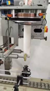 M�quina aplicadora de etiquetas con t�nel de retracci�n accionado por vapor para fundas.